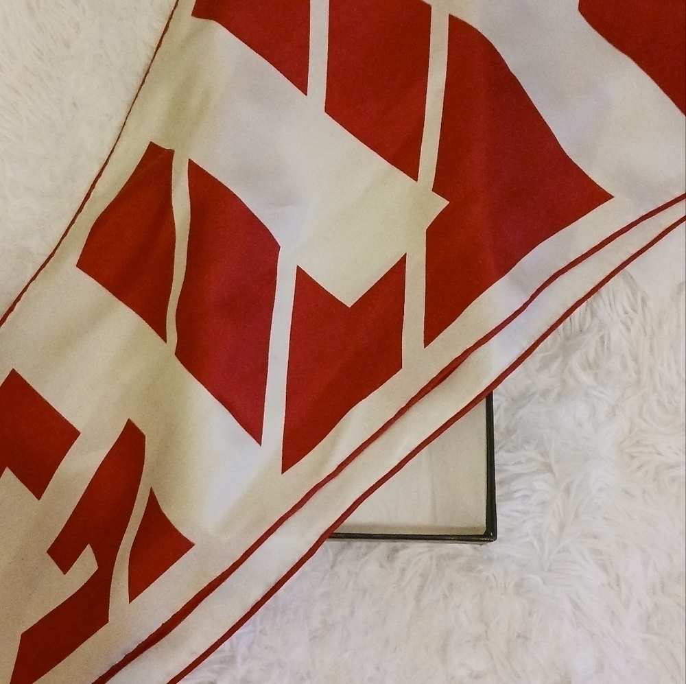 Gucci geometric silk logo scarf - Picture 4 of 8